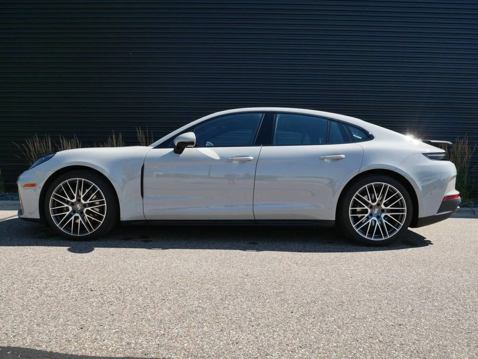 2025 Porsche 976 Panamera - Image 2 of 5