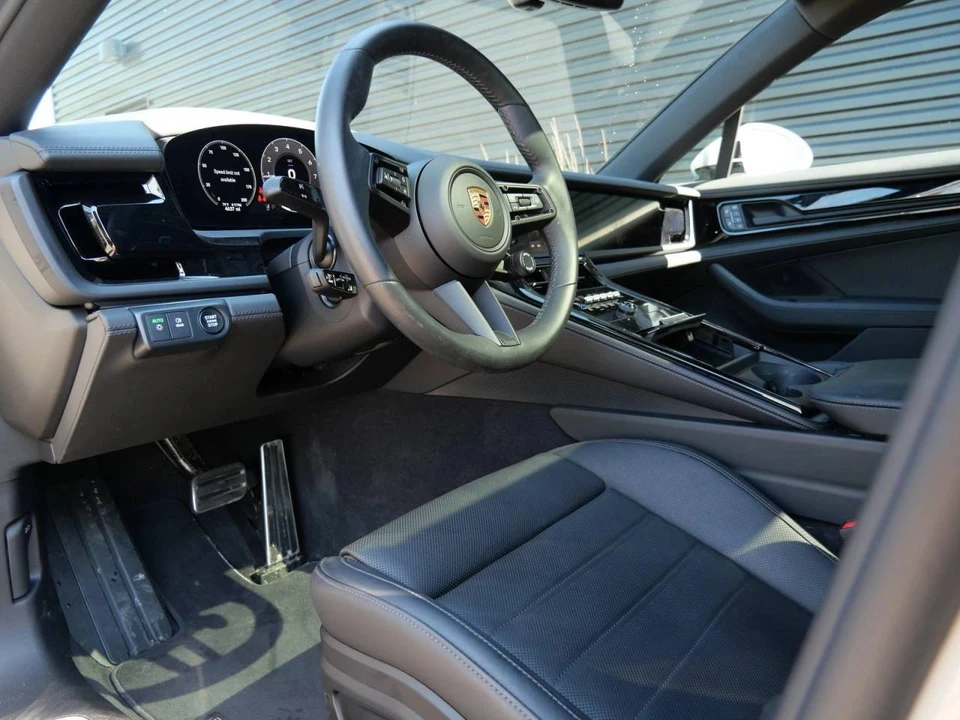 2025 Porsche 976 Panamera - Image 4 of 5