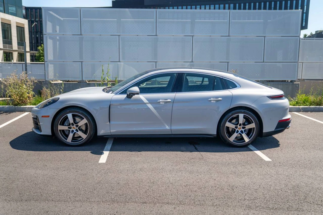 2025 Porsche 976 Panamera - Image 2 of 5