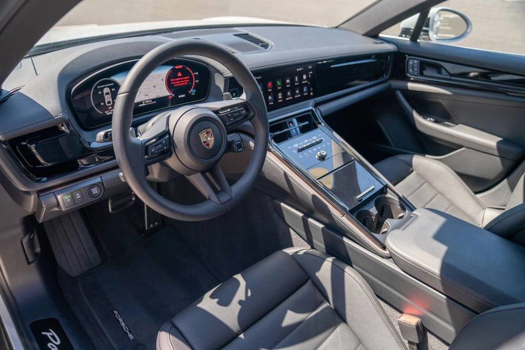 2025 Porsche 976 Panamera - Image 4 of 5