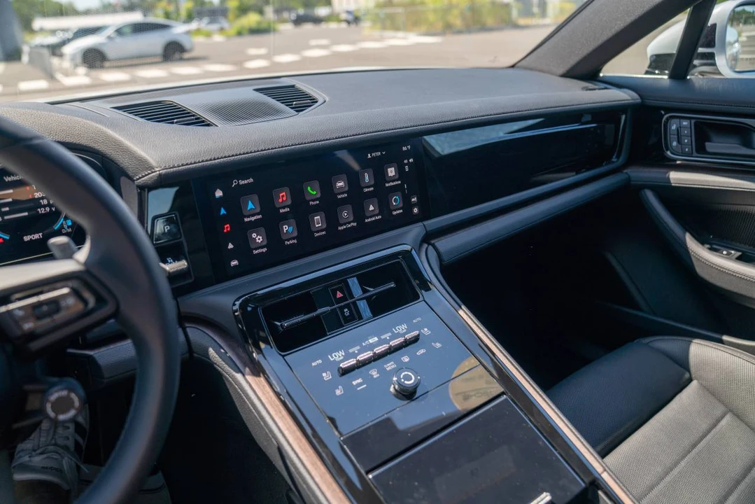 2025 Porsche 976 Panamera - Image 5 of 5