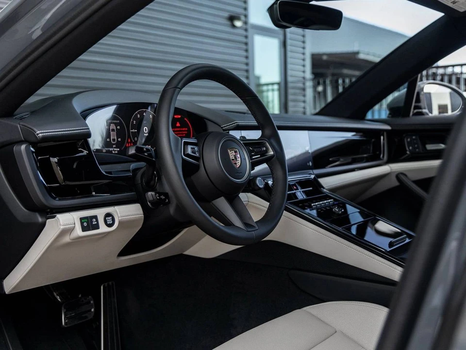 2025 Porsche 976 Panamera - Image 4 of 5