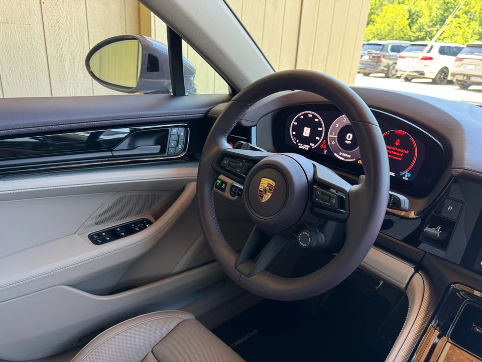 2025 Porsche 976 Panamera - Image 27 of 31
