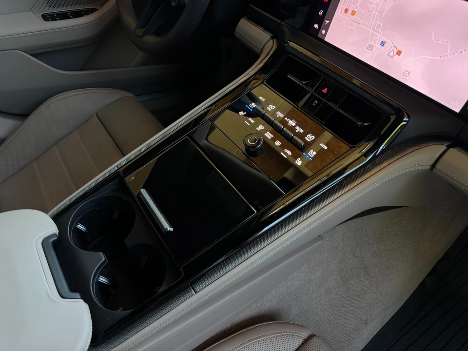 2025 Porsche 976 Panamera - Image 24 of 31