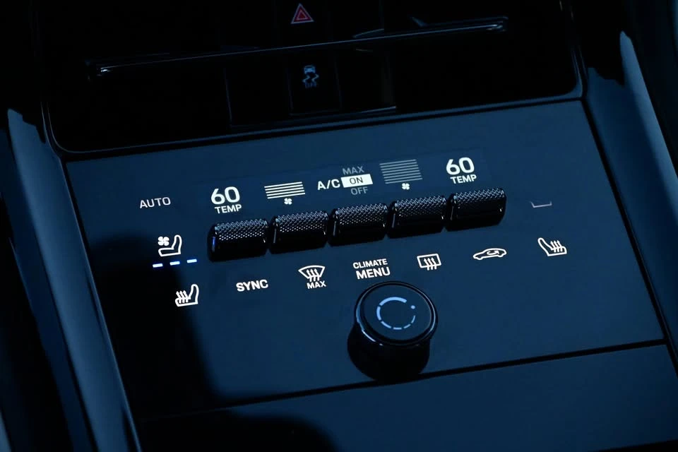 2025 Porsche Panamera - Image 15 of 18