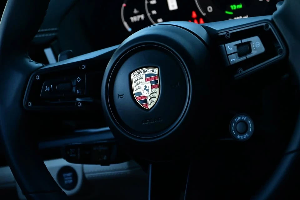 2025 Porsche Panamera - Image 18 of 18