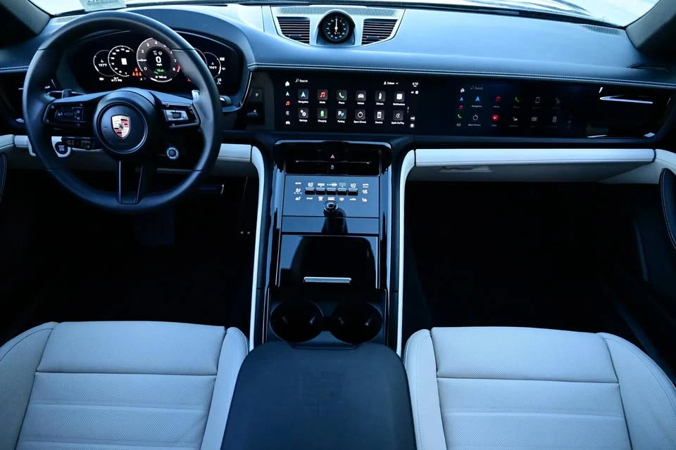 2025 Porsche Panamera - Image 9 of 18