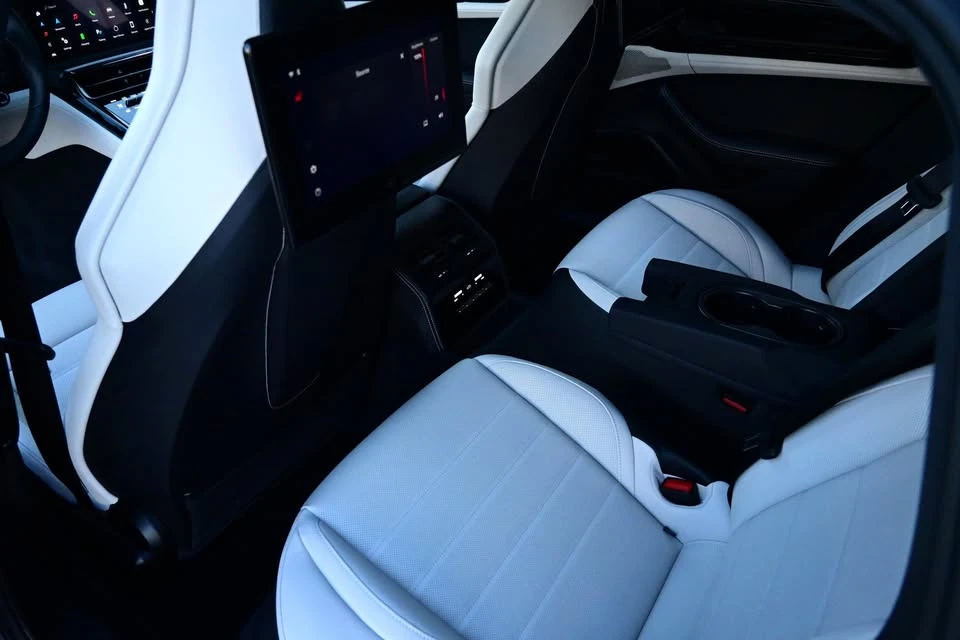2025 Porsche Panamera - Image 7 of 18