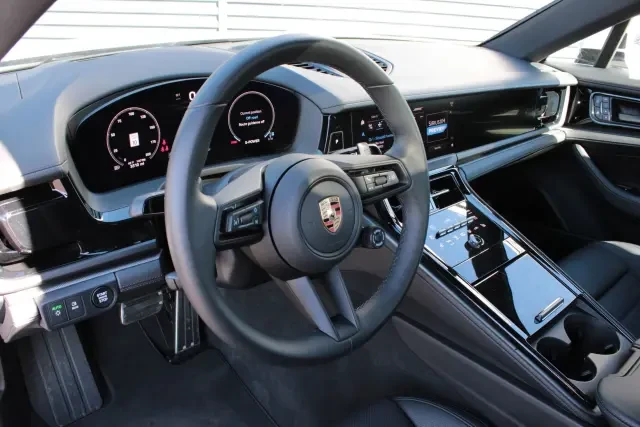 2025 Porsche 976 Panamera - Image 4 of 9