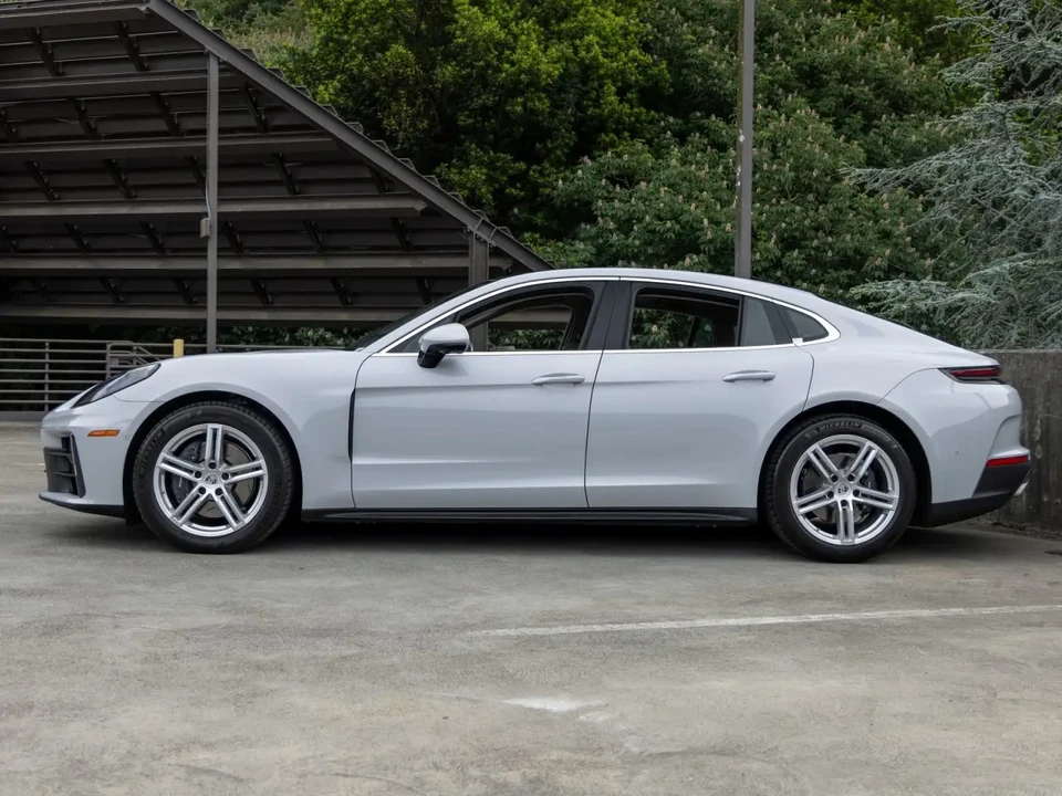 2025 Porsche 976 Panamera - Image 2 of 9