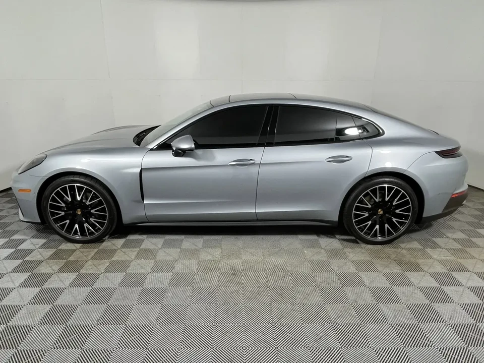 2025 Porsche 976 Panamera - Image 2 of 8