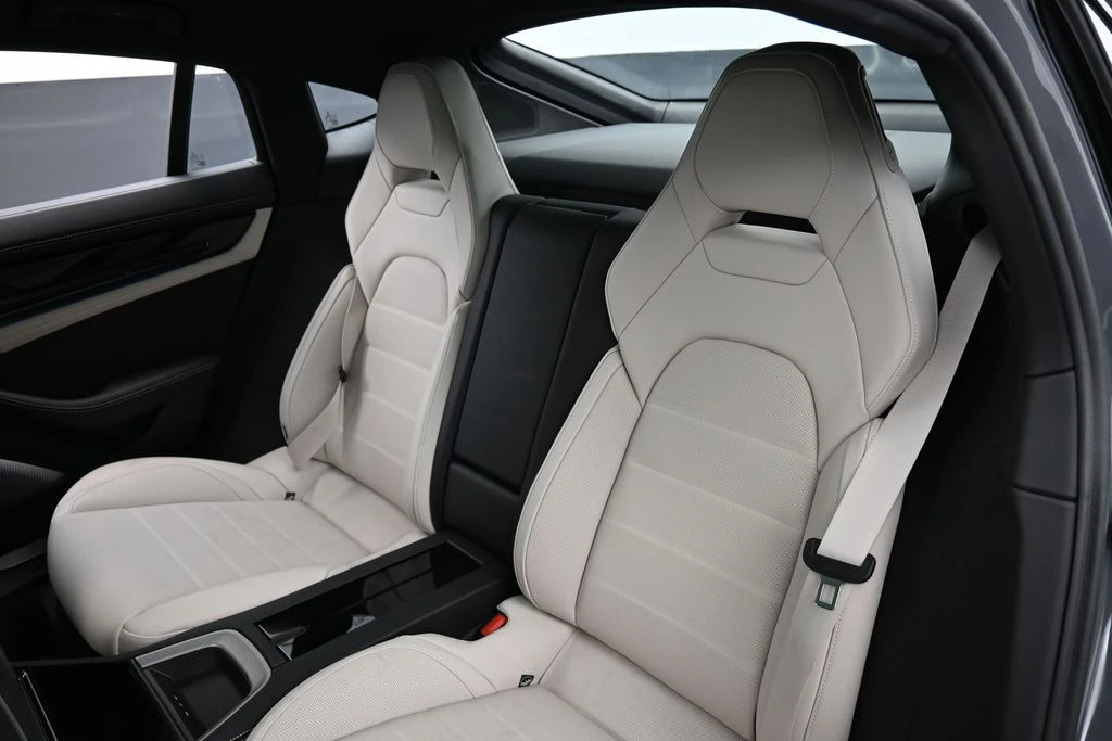 2025 Porsche 976 Panamera - Image 24 of 31