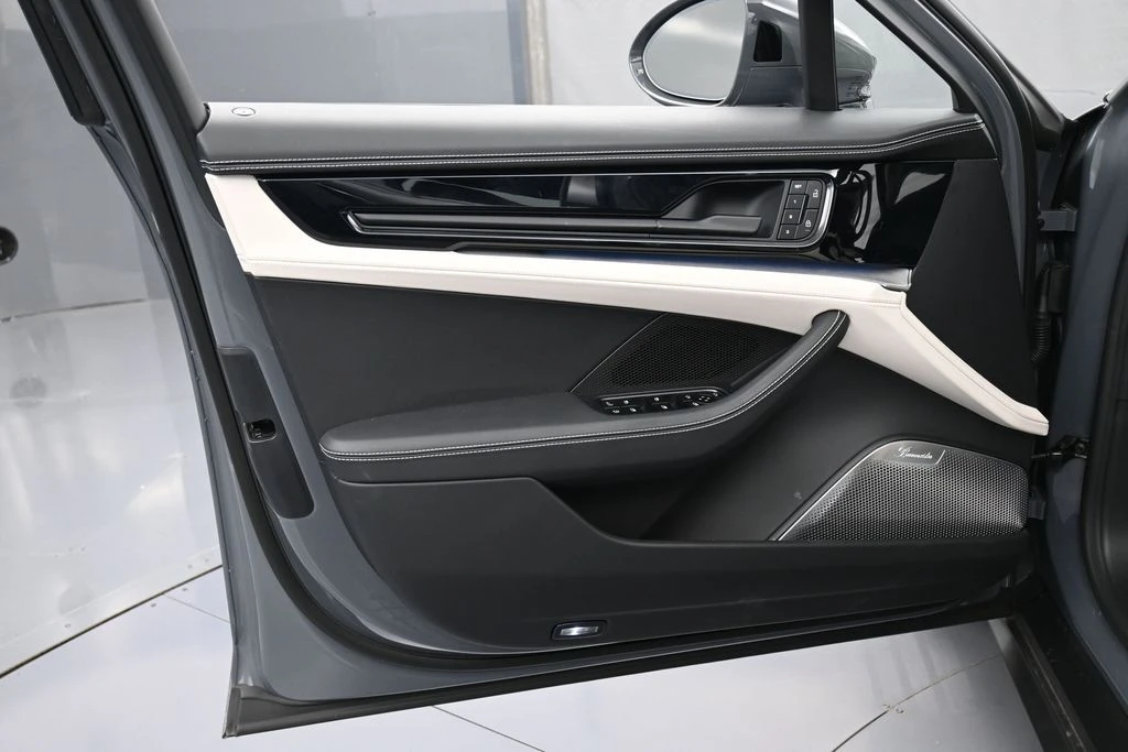 2025 Porsche 976 Panamera - Image 15 of 31