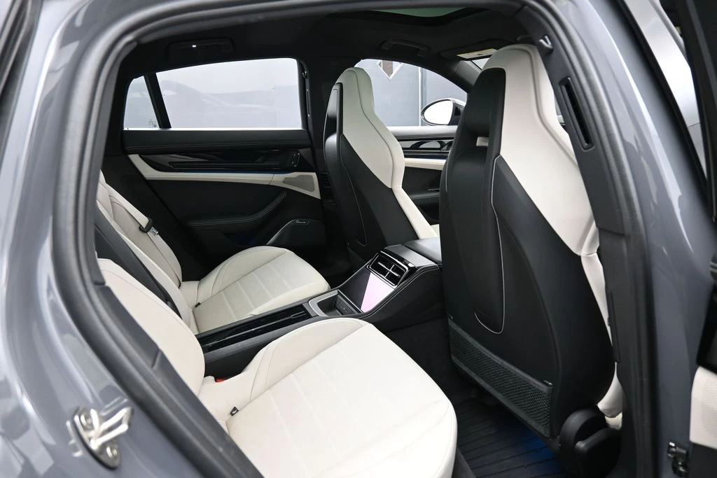 2025 Porsche 976 Panamera - Image 29 of 31