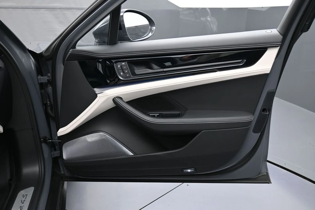 2025 Porsche 976 Panamera - Image 30 of 31