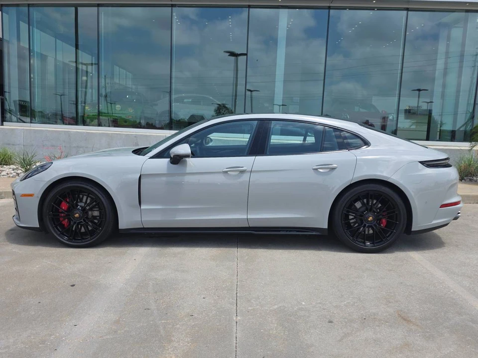 2025 Porsche 976 Panamera - Image 2 of 5