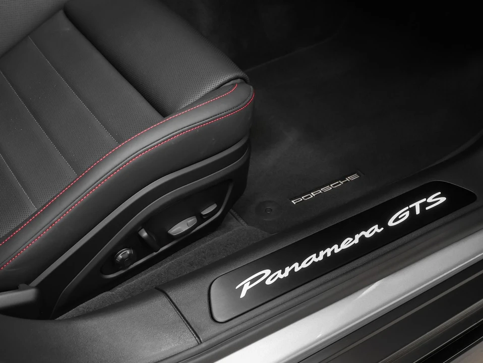 2025 Porsche Panamera - Image 18 of 31