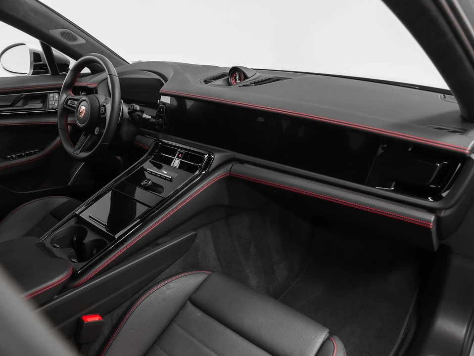 2025 Porsche Panamera - Image 22 of 31
