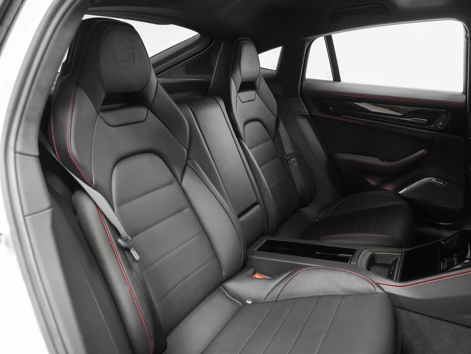 2025 Porsche Panamera - Image 26 of 31