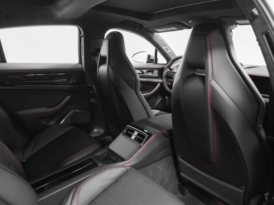 2025 Porsche Panamera - Image 27 of 31