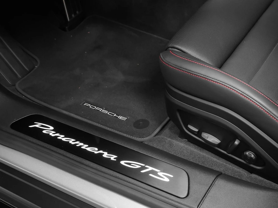 2025 Porsche Panamera - Image 29 of 31