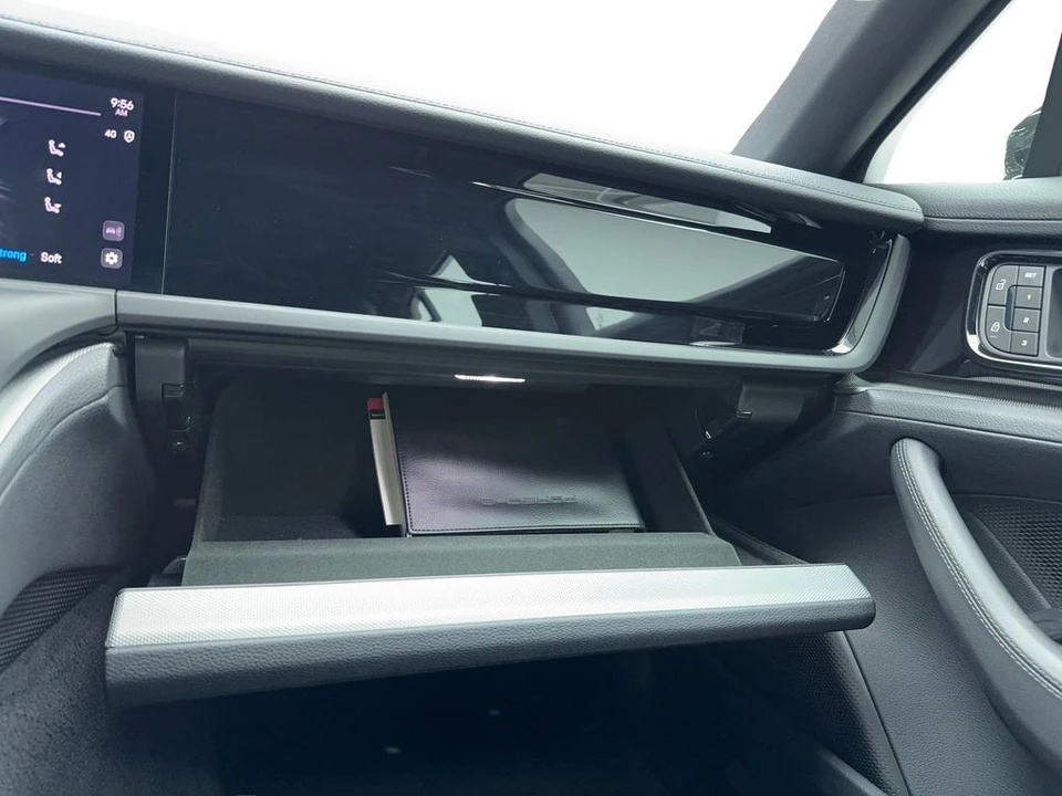 2025 Porsche 976 Panamera - Image 28 of 31
