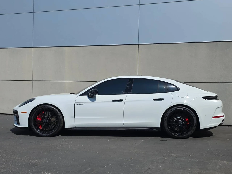 2025 Porsche 976 Panamera Turbo - Image 2 of 4