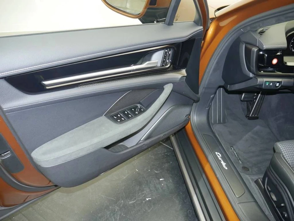 2025 Porsche 976 Panamera Turbo - Image 4 of 5