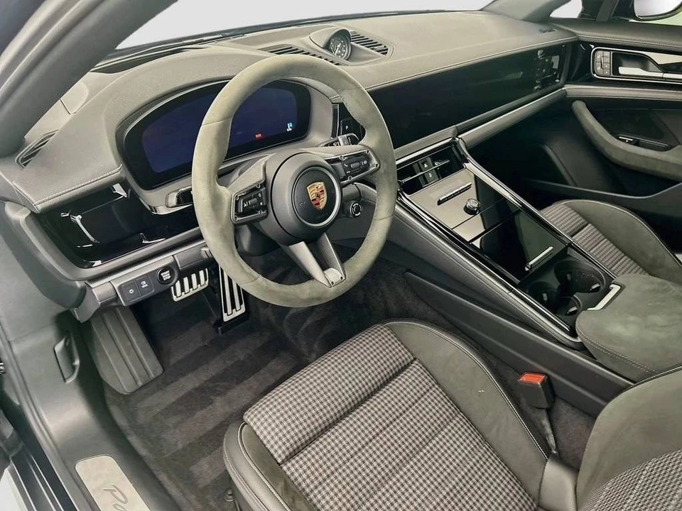 2025 Porsche 976 Panamera - Image 4 of 4