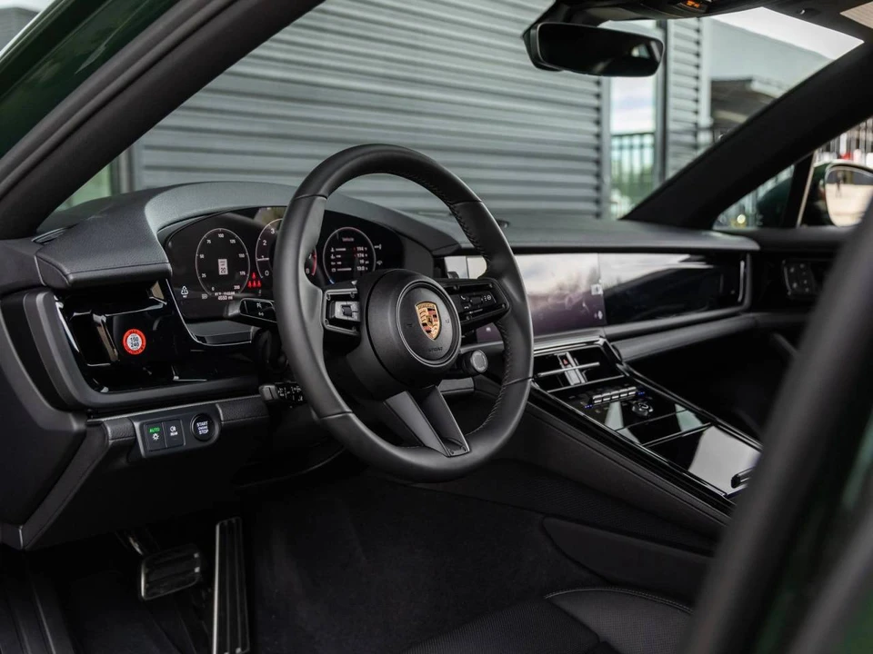 2025 Porsche 976 Panamera - Image 4 of 4