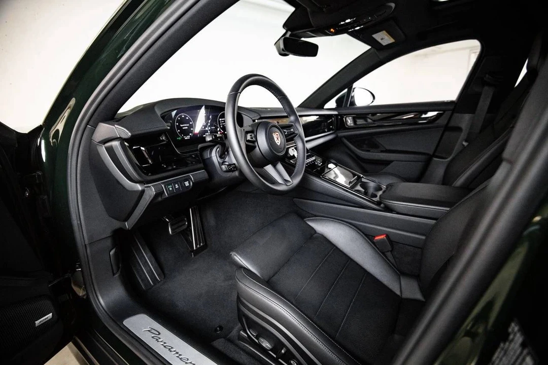 2025 Porsche 976 Panamera - Image 4 of 4
