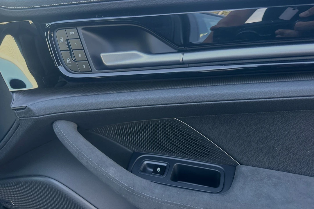 2025 Porsche 976 Panamera - Image 19 of 31