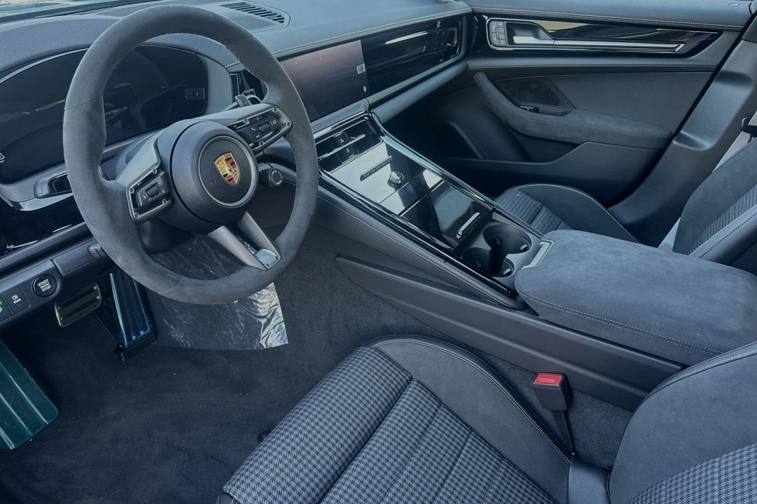 2025 Porsche 976 Panamera - Image 4 of 31
