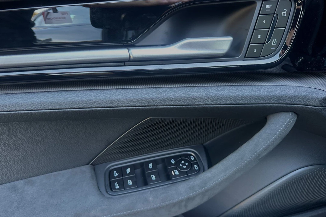 2025 Porsche 976 Panamera - Image 12 of 31