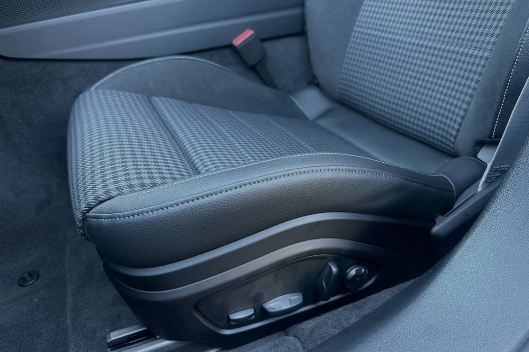 2025 Porsche 976 Panamera - Image 14 of 31
