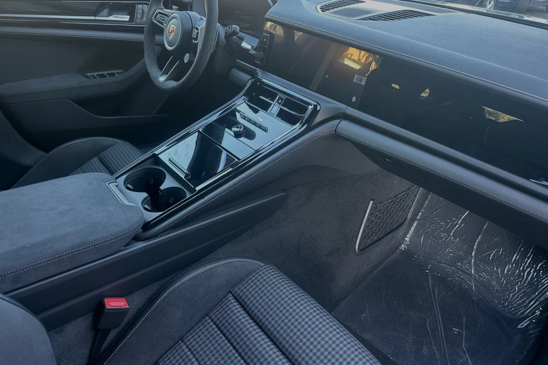 2025 Porsche 976 Panamera - Image 17 of 31