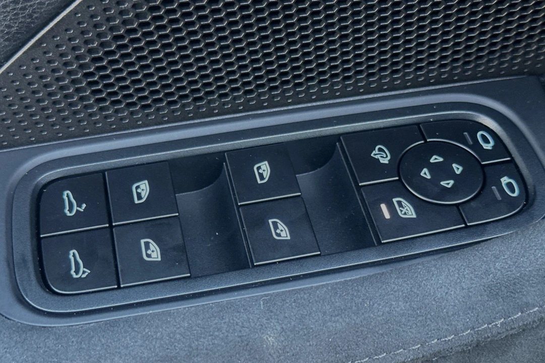 2025 Porsche 976 Panamera - Image 13 of 31