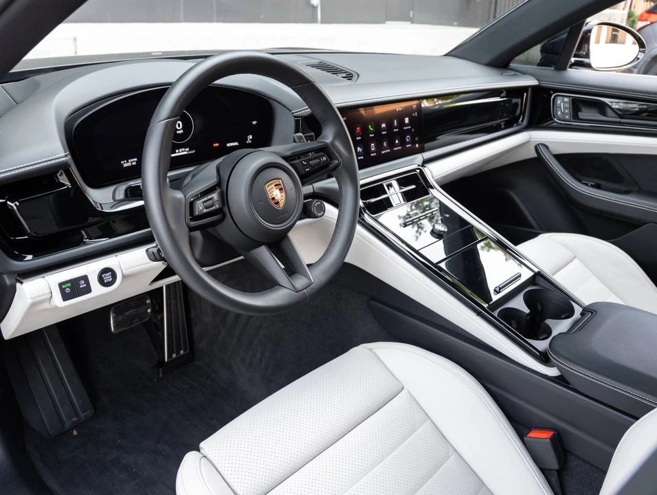 2025 Porsche 976 Panamera - Image 4 of 5