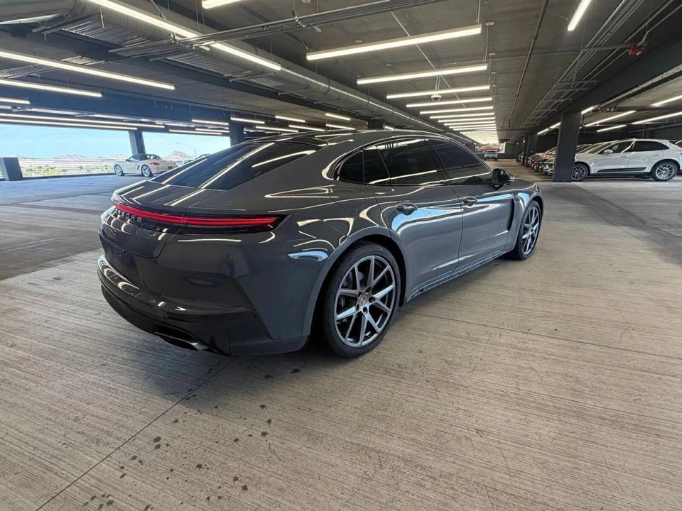 2025 Porsche 976 Panamera - Image 4 of 4