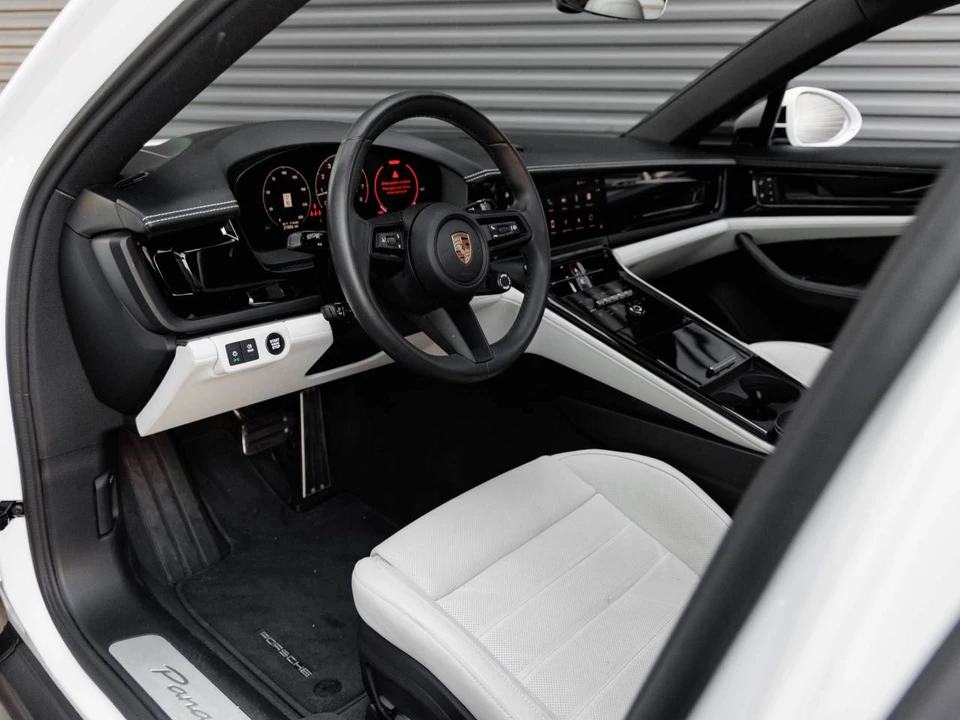 2025 Porsche 976 Panamera - Image 4 of 5