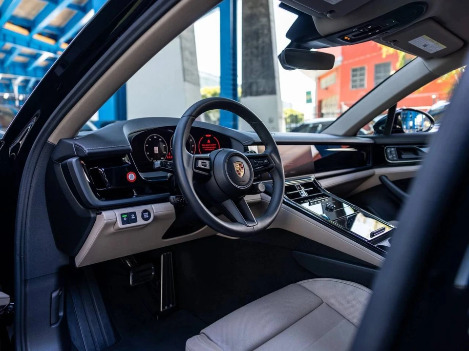 2025 Porsche 976 Panamera - Image 4 of 5