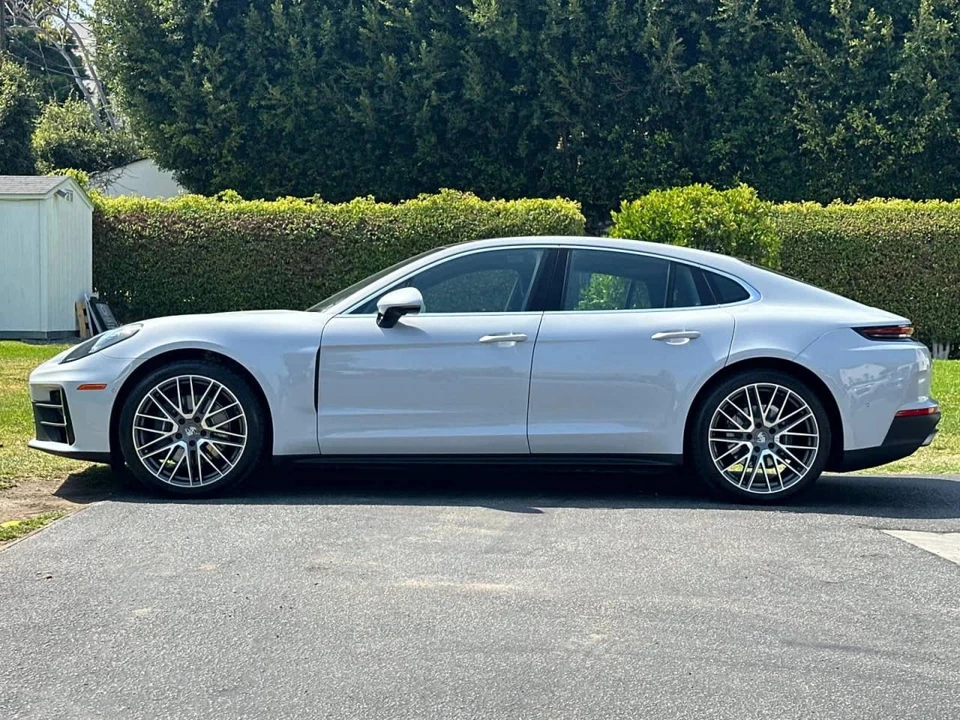 2025 Porsche 976 Panamera - Image 2 of 5
