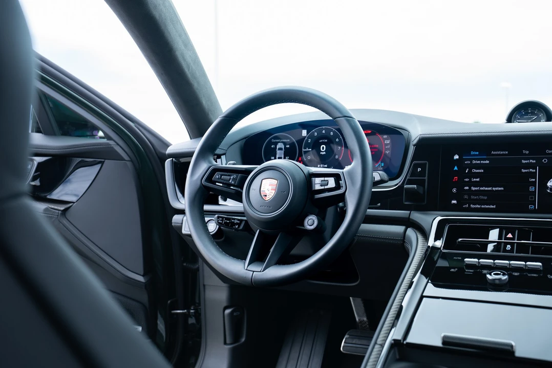2025 Porsche 976 Panamera - Image 24 of 31