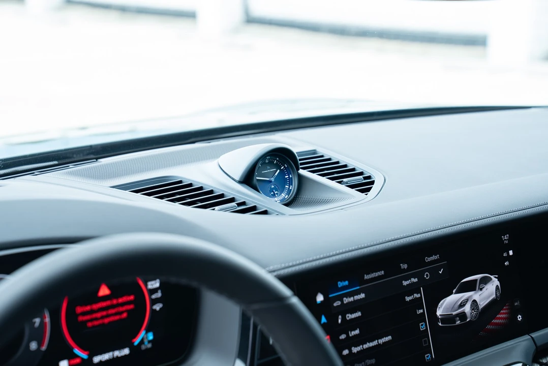 2025 Porsche 976 Panamera - Image 26 of 31