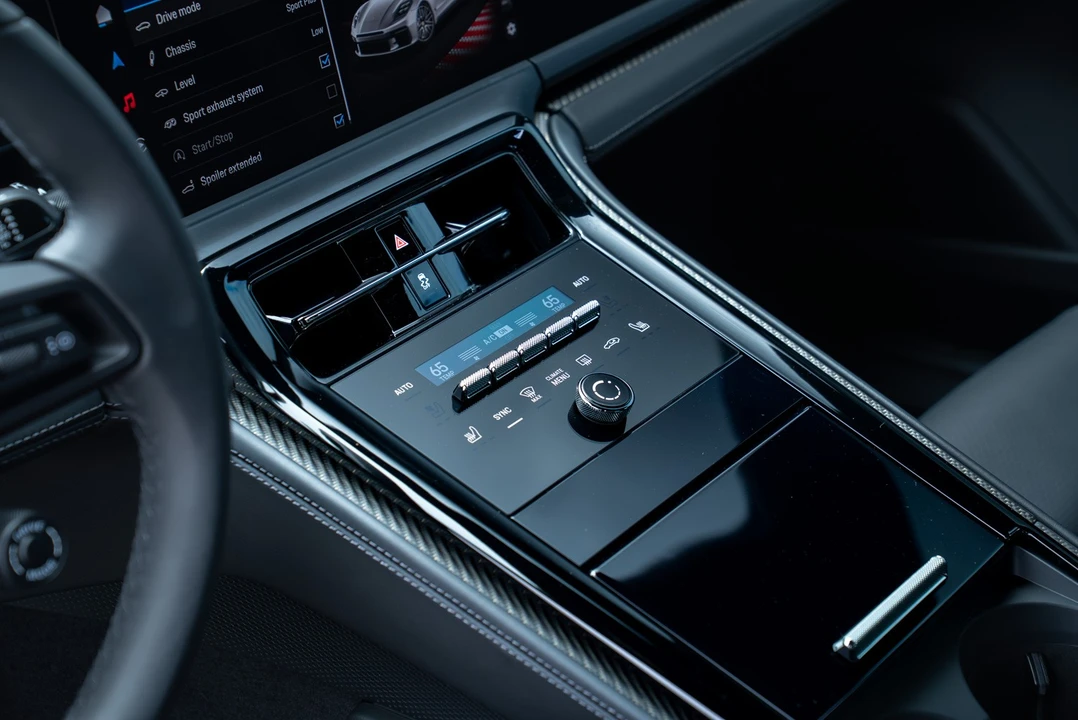 2025 Porsche 976 Panamera - Image 25 of 31