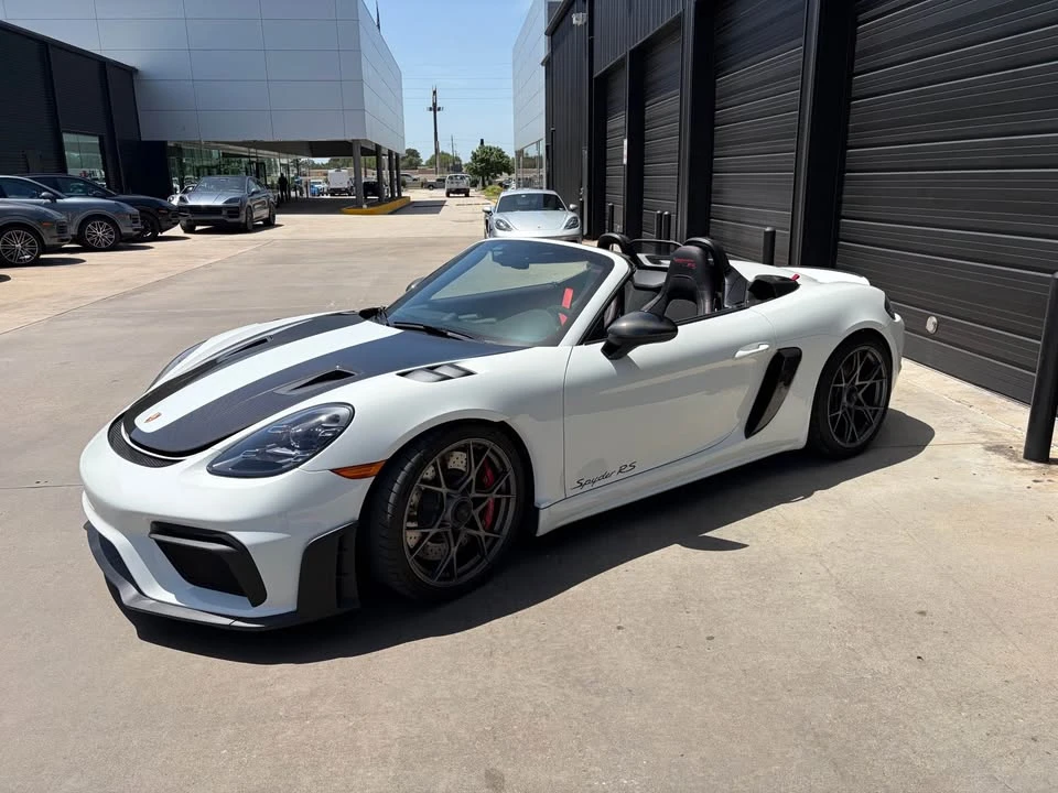 2025 Porsche - Image 3 of 12
