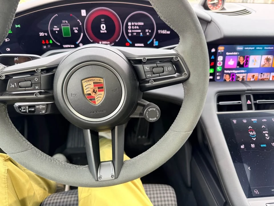 2025 Porsche Taycan - Image 7 of 8