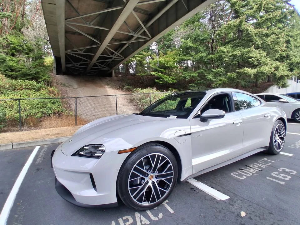 2025 Porsche Taycan - Image 19 of 19