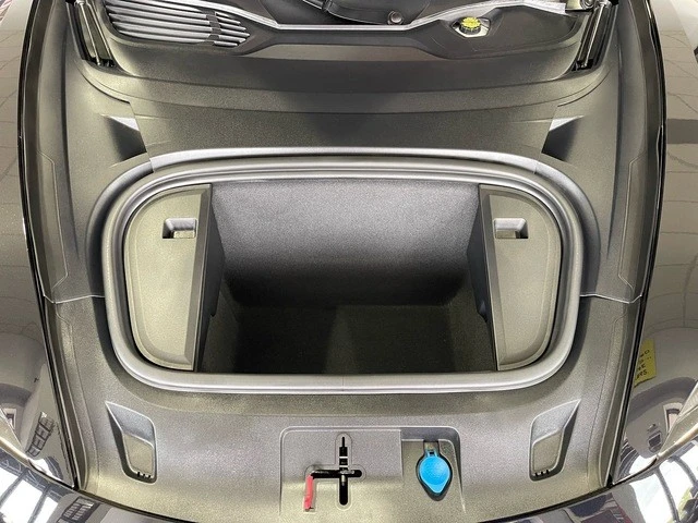 2025 Porsche Taycan 4S - Image 19 of 31