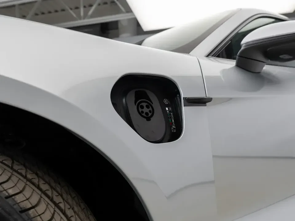 2025 Porsche Taycan 4S - Image 14 of 20